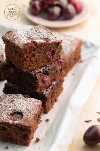 Kirsch-Schoko-Kuchen-Blech mit geschmolzener Schokolade und Schattenmorellen
