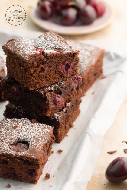Kirsch-Schoko-Kuchen-Blech mit geschmolzener Schokolade und Schattenmorellen