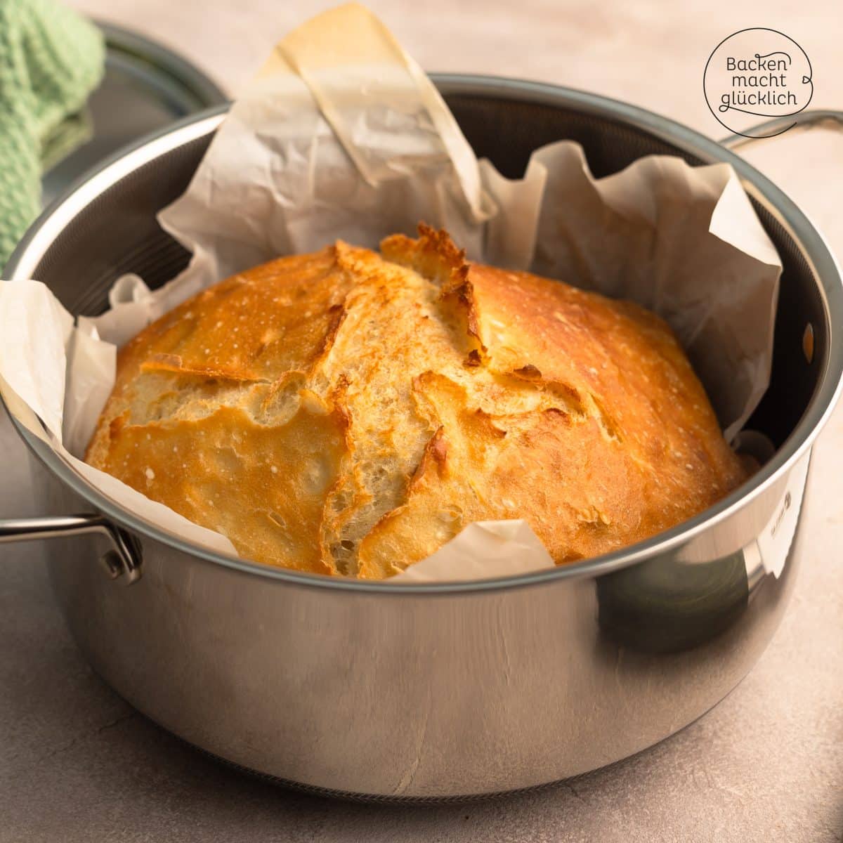 No Knead Brot im Topf mit knuspriger Kruste und wenig Hefe