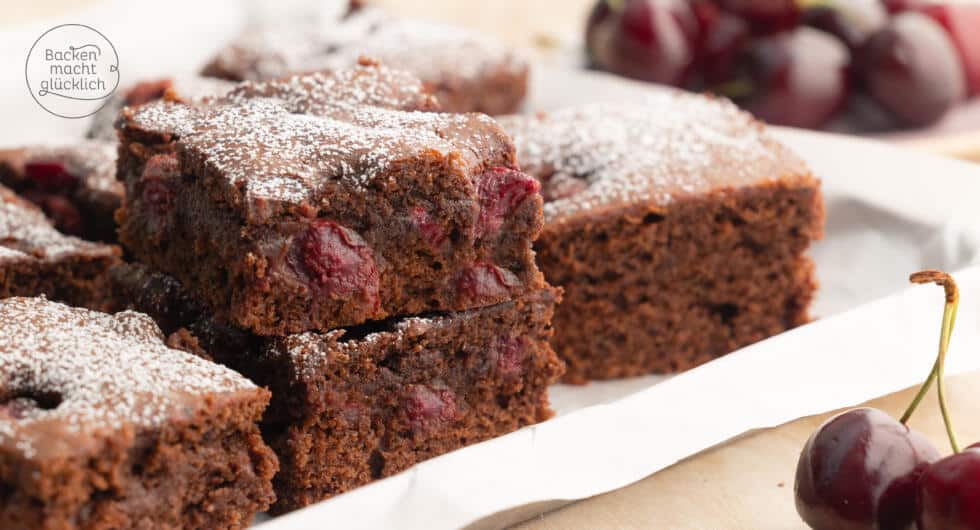 Omas Schokokuchen mit Kirschen vom Blech