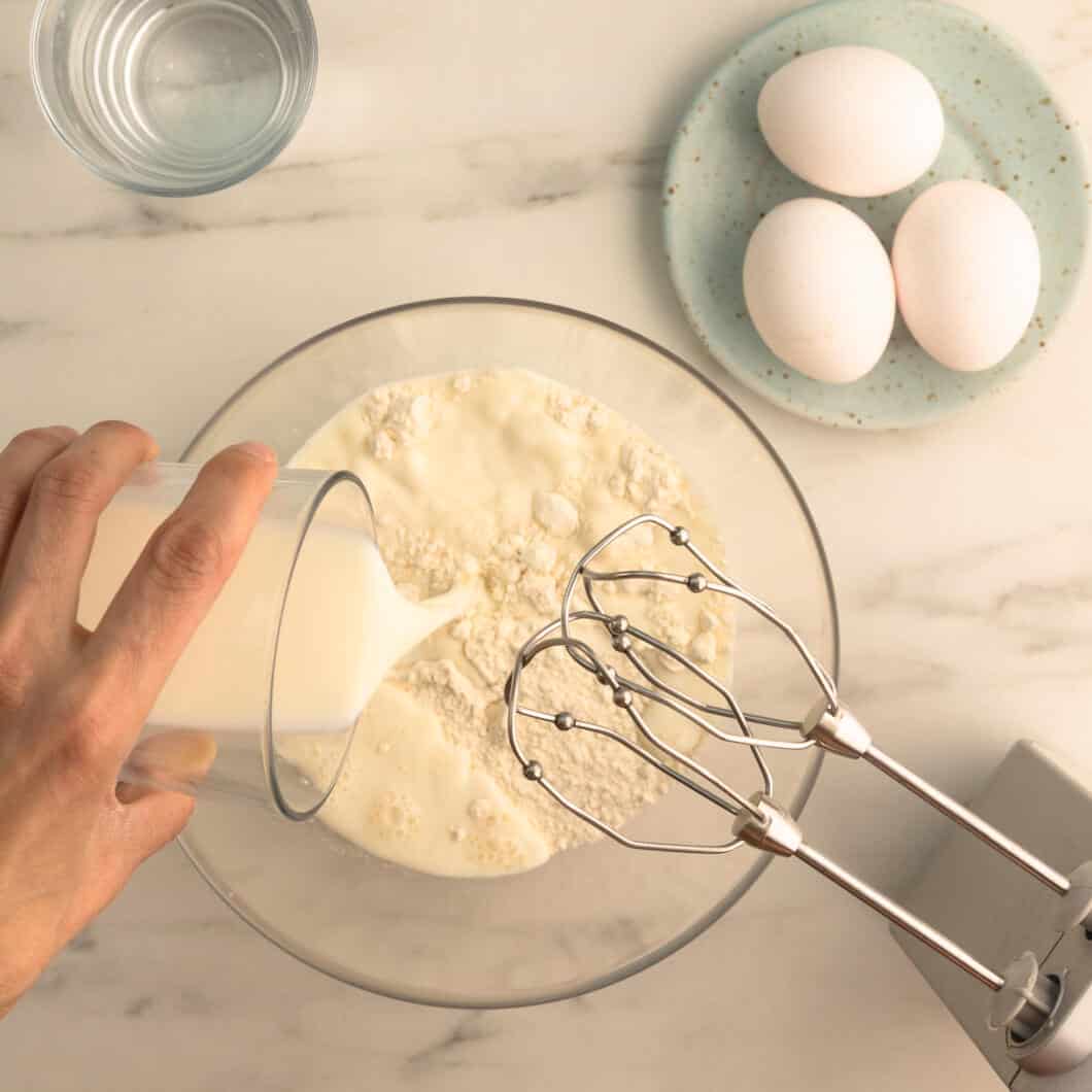 Pfannkuchen-Rezept Mehl und Milch verrühren