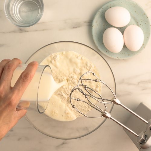 Pfannkuchen-Rezept Mehl und Milch verrühren