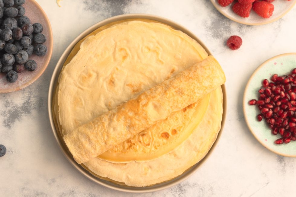 gestapelte einfache Pfannkuchen nach Omas Rezept