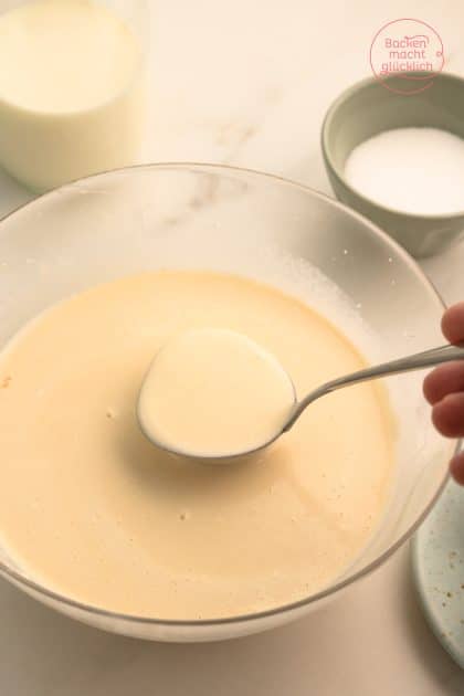 Konsistenz von flüssigem Pfannkuchen-Teig vor dem Ausbacken