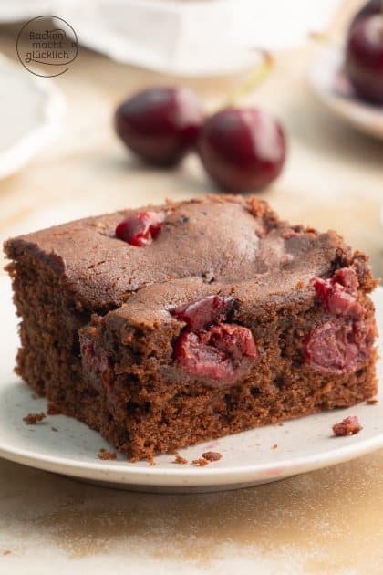 ein Stück Schokoladenkuchen mit Kirschen