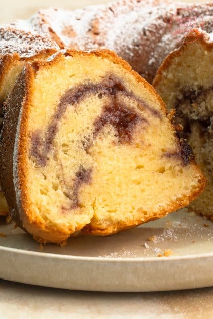 Stück saftiger Marmeladenkuchen im Anschnitt