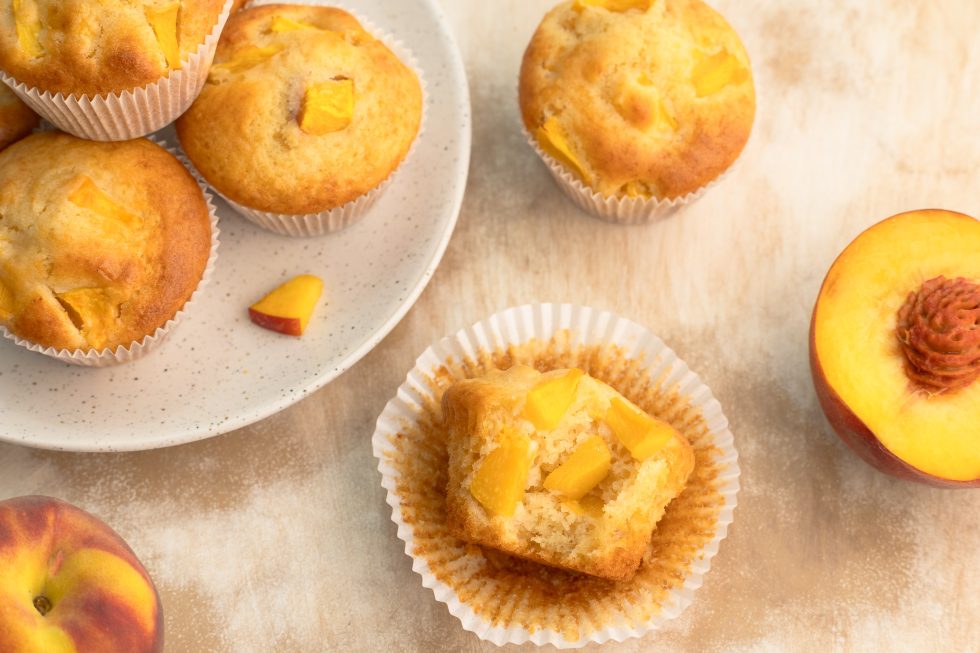 saftige Pfirsichmuffins mit frischen Pfirsichen oder Dosenpfirsichen