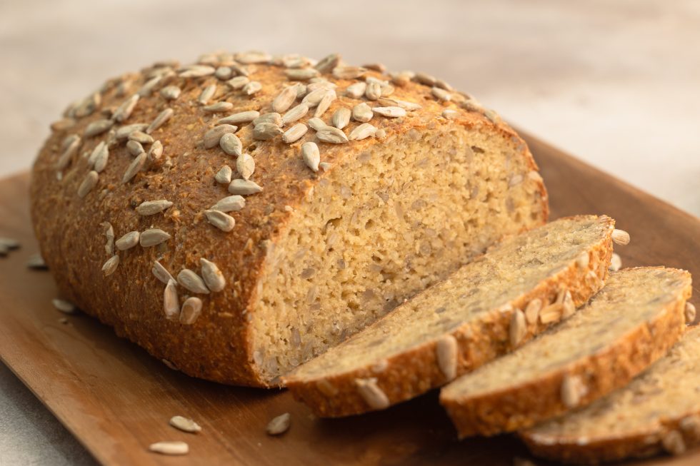 selbstgemachtes Proteinbrot mit Hüttenkäse im Teig