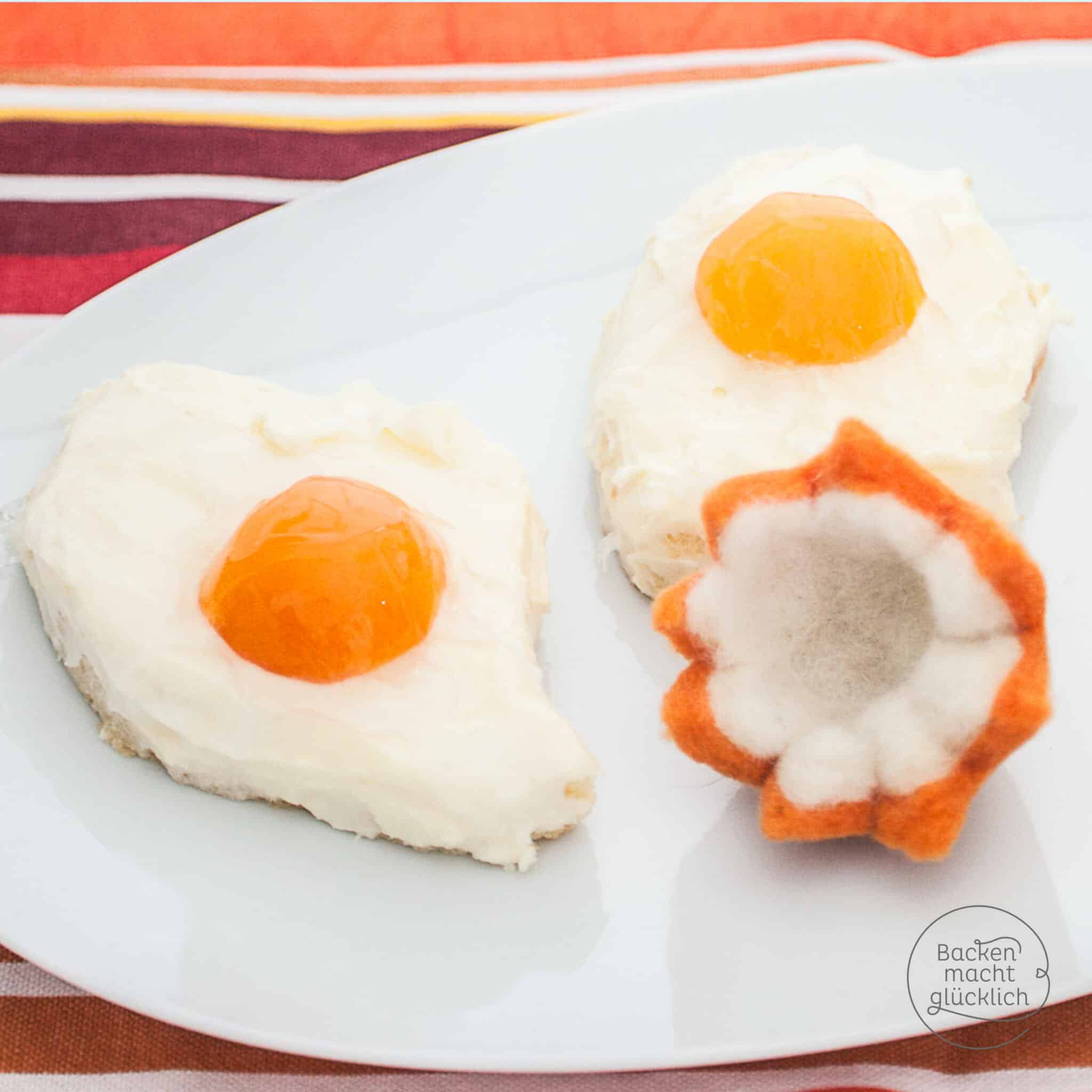 Dieser Spiegeleikuchen mit Aprikose oder Pfirsich sieht täuschend echt aus! Ein super Osterrezept vom Blech! Mit dem Spiegeleier-Kuchen macht ihr definitiv nichts falsch!