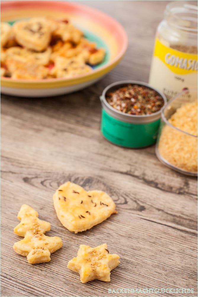 Einfache K&auml;se-Cracker, die immer gut ankommen! Das herzhafte K&auml;segeb&auml;ck ist perfekt f&uuml;r Partys & Buffets.