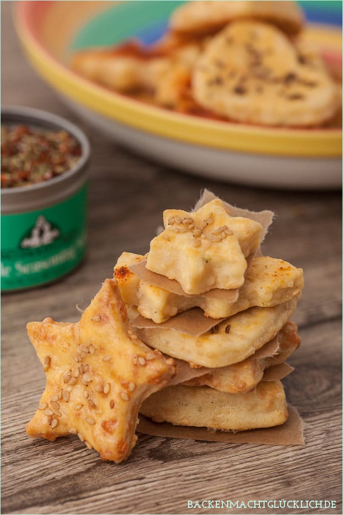 Einfache K&auml;se-Cracker, die immer gut ankommen! Das herzhafte K&auml;segeb&auml;ck ist perfekt f&uuml;r Partys & Buffets.