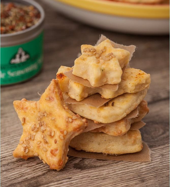 Einfache K&auml;se-Cracker, die immer gut ankommen! Das herzhafte K&auml;segeb&auml;ck ist perfekt f&uuml;r Partys & Buffets.