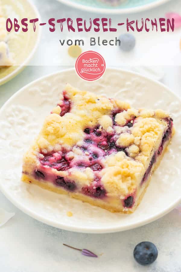 Mit dem saftigen Obst-Streusel-Kuchen vom Blech holt ihr euch einen echt k&ouml;stlichen Klassiker ins Haus! Allein, wenn ich schon wieder an die knusprigen Butter-Streusel denk l&auml;uft mir das Wasser im Mund zusammen. Dieser himmlische Blechkuchen mit Obst und Streuseln kommt einfach immer gut an! #streusel #streuselkuchen #obst #obstkuchen #blechkuchen #backenmachtgl&uuml;cklich