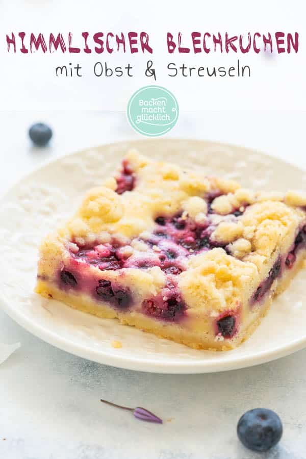 Mit dem saftigen Obst-Streusel-Kuchen vom Blech holt ihr euch einen echt k&ouml;stlichen Klassiker ins Haus! Allein, wenn ich schon wieder an die knusprigen Butter-Streusel denk l&auml;uft mir das Wasser im Mund zusammen. Dieser himmlische Blechkuchen mit Obst und Streuseln kommt einfach immer gut an! #streusel #streuselkuchen #obst #obstkuchen #blechkuchen #backenmachtgl&uuml;cklich