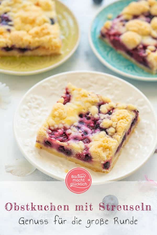 Mit dem saftigen Obst-Streusel-Kuchen vom Blech holt ihr euch einen echt k&ouml;stlichen Klassiker ins Haus! Allein, wenn ich schon wieder an die knusprigen Butter-Streusel denk l&auml;uft mir das Wasser im Mund zusammen. Dieser himmlische Blechkuchen mit Obst und Streuseln kommt einfach immer gut an! #streusel #streuselkuchen #obst #obstkuchen #blechkuchen #backenmachtgl&uuml;cklich