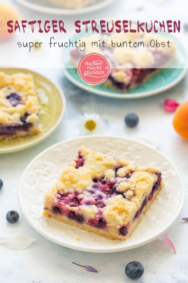 Mit dem saftigen Obst-Streusel-Kuchen vom Blech holt ihr euch einen echt k&ouml;stlichen Klassiker ins Haus! Allein, wenn ich schon wieder an die knusprigen Butter-Streusel denk l&auml;uft mir das Wasser im Mund zusammen. Dieser himmlische Blechkuchen mit Obst und Streuseln kommt einfach immer gut an! #streusel #streuselkuchen #obst #obstkuchen #blechkuchen #backenmachtgl&uuml;cklich