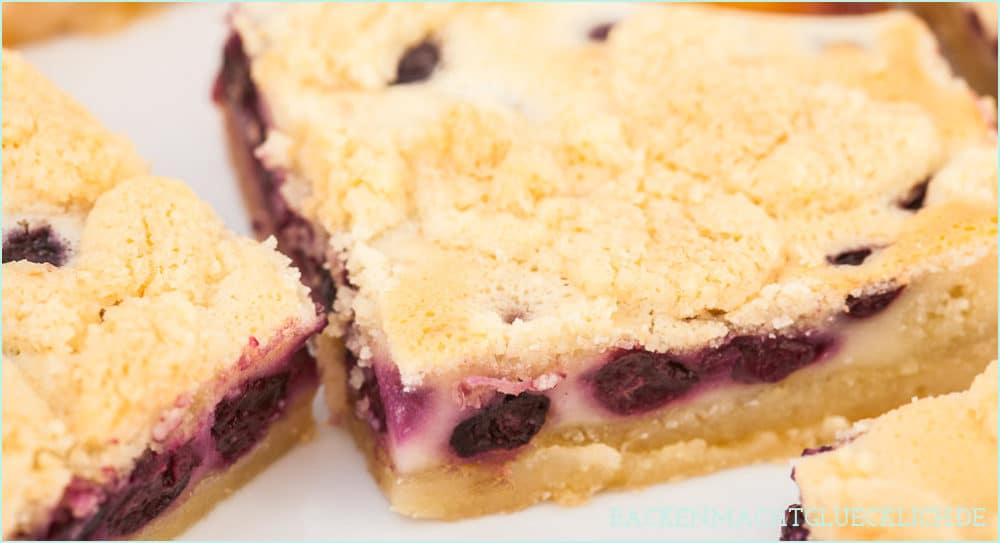 Mit dem saftigen Obst-Streusel-Kuchen vom Blech holt ihr euch einen echt k&ouml;stlichen Klassiker ins Haus! Allein, wenn ich schon wieder an die knusprigen Butter-Streusel denk l&auml;uft mir das Wasser im Mund zusammen. Dieser himmlische Blechkuchen mit Obst und Streuseln kommt einfach immer gut an! #streusel #streuselkuchen #obst #obstkuchen #blechkuchen #backenmachtgl&uuml;cklich