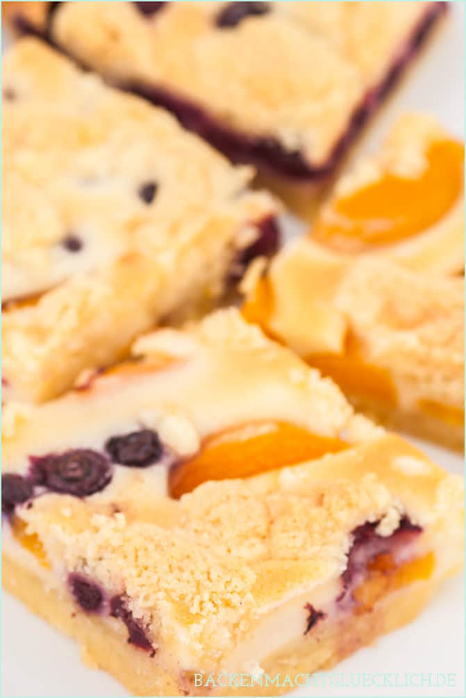 Mit dem saftigen Obst-Streusel-Kuchen vom Blech holt ihr euch einen echt k&ouml;stlichen Klassiker ins Haus! Allein, wenn ich schon wieder an die knusprigen Butter-Streusel denk l&auml;uft mir das Wasser im Mund zusammen. Dieser himmlische Blechkuchen mit Obst und Streuseln kommt einfach immer gut an! #streusel #streuselkuchen #obst #obstkuchen #blechkuchen #backenmachtgl&uuml;cklich