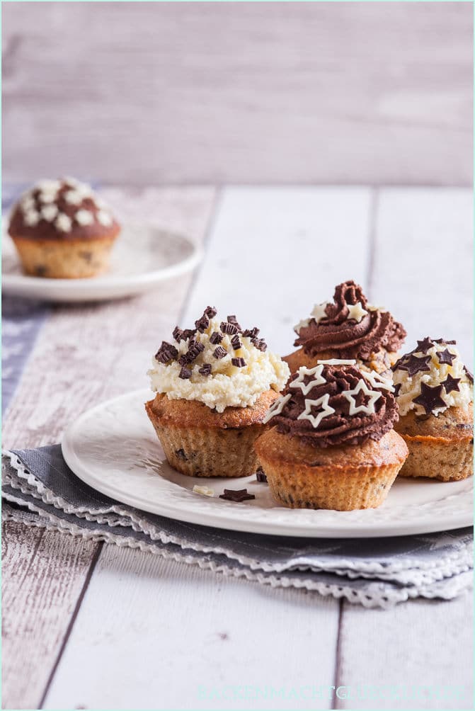 Diese Spekulatius-Cupcakes mit extra viel Schokolade im Teig, im Frosting und als Deko schmecken besonders im Herbst und Winter - für alle, die winterliche Gewürze wie Spekulatius, lieben! Die Spekulatius-Cupcakes mit Schokoladen-Topping machen einfach glücklich.