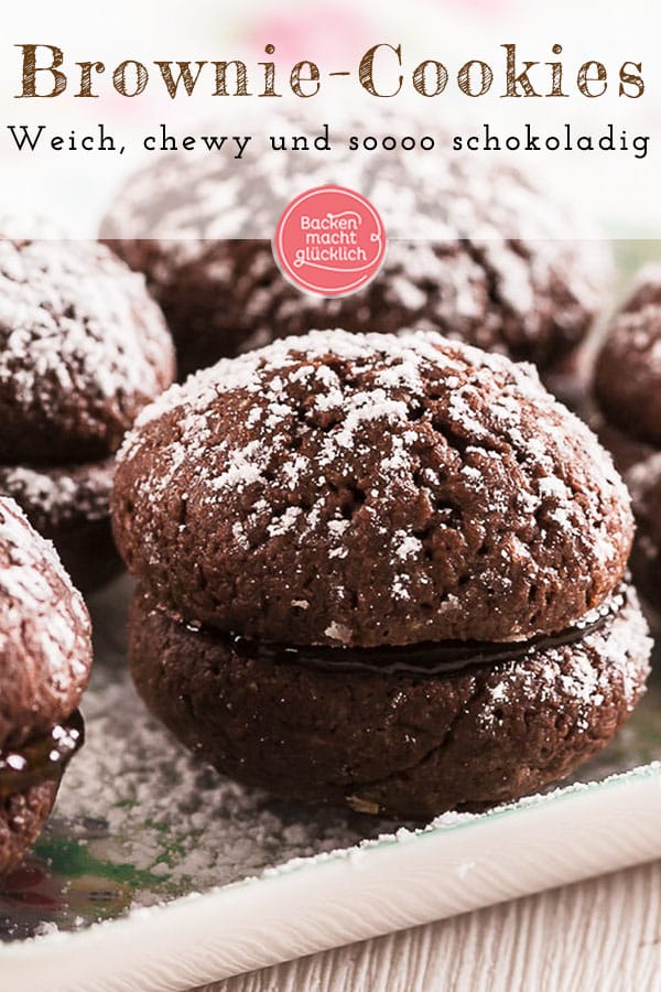 Brownie-Cookies mit Füllung! Schokokekse sind gut, Brownies sind gut. Eine Kombination – Brownie-Kekse - aus beiden kann also quasi nur lecker werden, oder? Und deswegen freue ich mich, euch heute eine kleine Kombi-Leckerei zu präsentieren: einfache Brownie-Plätzchen – weich, chewy und natürlich seeeehr schokoladig.