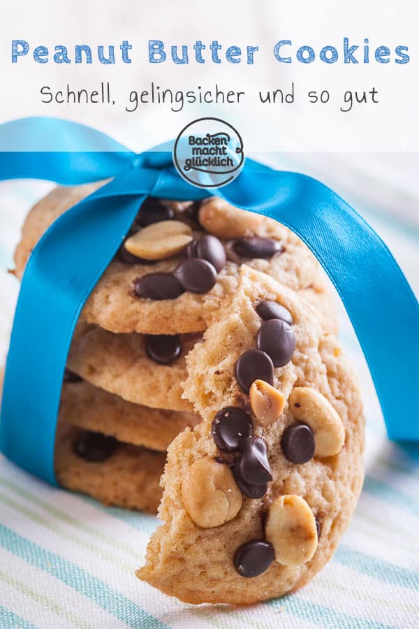 Diese Peanut Butter Cookies mit Erdnussbutter, Erdn&uuml;ssen und Schokolade haben das Zeug dazu, zu euren Lieblingskeksen zu werden! Die schnellen Erdnussbutterkekse sind sch&ouml;n weich und knackig zugleich, supers&uuml;ndig und einfach nur lecker.