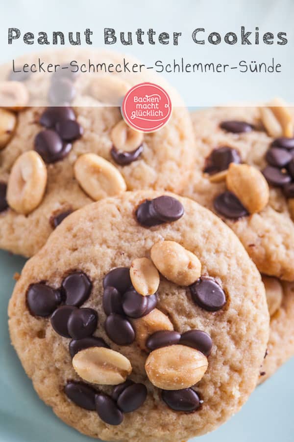 Diese Peanut Butter Cookies mit Erdnussbutter, Erdn&uuml;ssen und Schokolade haben das Zeug dazu, zu euren Lieblingskeksen zu werden! Die schnellen Erdnussbutterkekse sind sch&ouml;n weich und knackig zugleich, supers&uuml;ndig und einfach nur lecker.