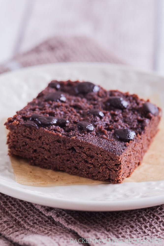 Dass Backen auch ganz ohne Zucker geht, beweisen diese köstlichen Low Carb Brownies. Statt Weizenmehl und Zucker kommen bei den köstlichen Schoko-Brownies nämlich Mandelmehl und Xylit zum Einsatz. Das Ergebnis überzeugt auf ganzer Linie! #brownies #lowcarb #ohnezucker #glutenfrei #gesund #backenmachtglücklich