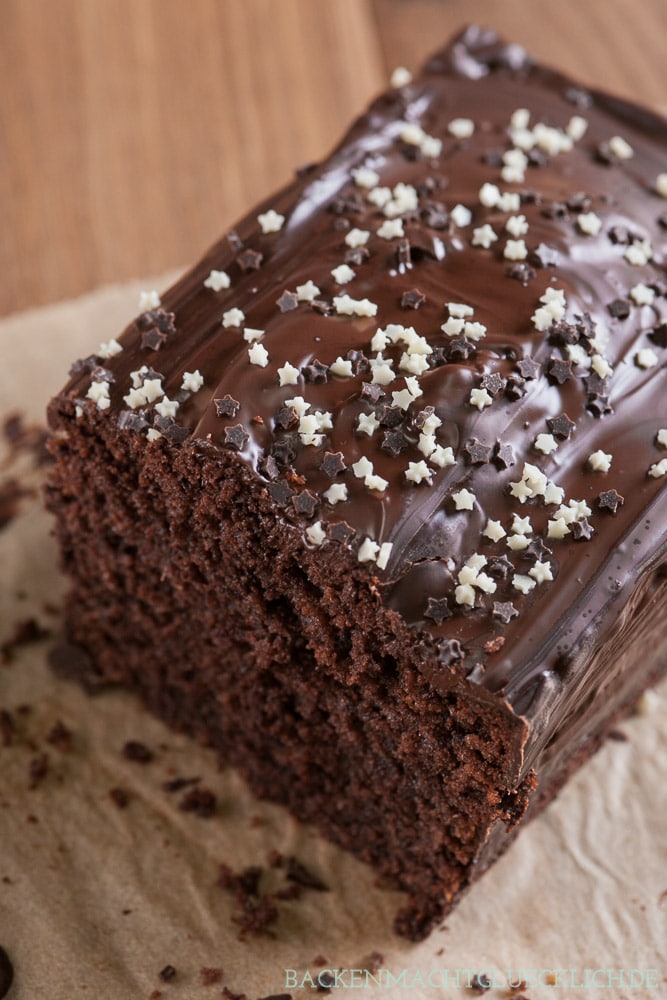 Dieser einfache, schnelle Schokokuchen aus der Kastenform wird herrlich flaumig, schokoladig und saftig. Omas klassischer Schokoladenkuchen kommt einfach immer gut an! 