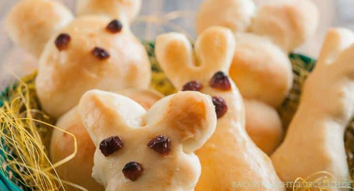 Diese Osterhasen aus gelingsicherem Hefeteig eignen sich wunderbar fürs gemeinsame Backen mit der Familie. Die Hefehasen schmecken garantiert allen.