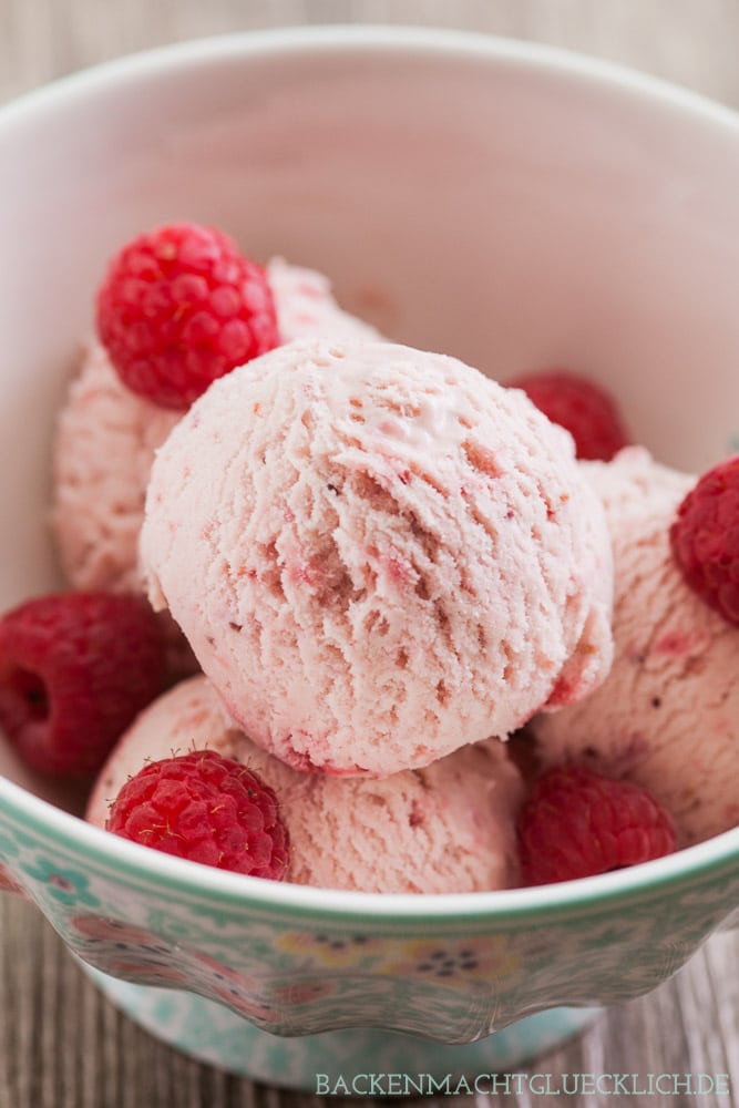 Leckere Himbeereiscreme wie aus der Eisdiele könnt ihr auch ganz einfach zu Hause machen. Dazu braucht ihr nicht mal eine Eismaschine. Dieses fruchtige, hausgemachte Himbeereis kommt einfach immer gut an! #eis #himbeereis #eiscreme #sommer #backenmachtglücklich
