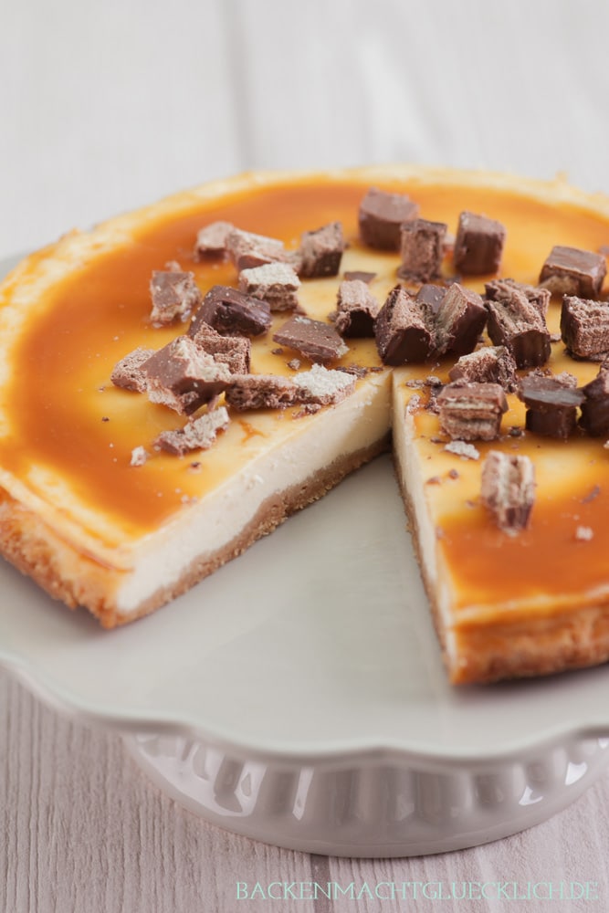 Tolles Rezept f&uuml;r einen perfekten amerikanischen Karamell Cheesecake. Der K&auml;sekuchen mit Karamell und Kekstopping wird herrlich cremig, sahnig und kompakt &ndash; genau wie ein american Cheesecake sein soll.