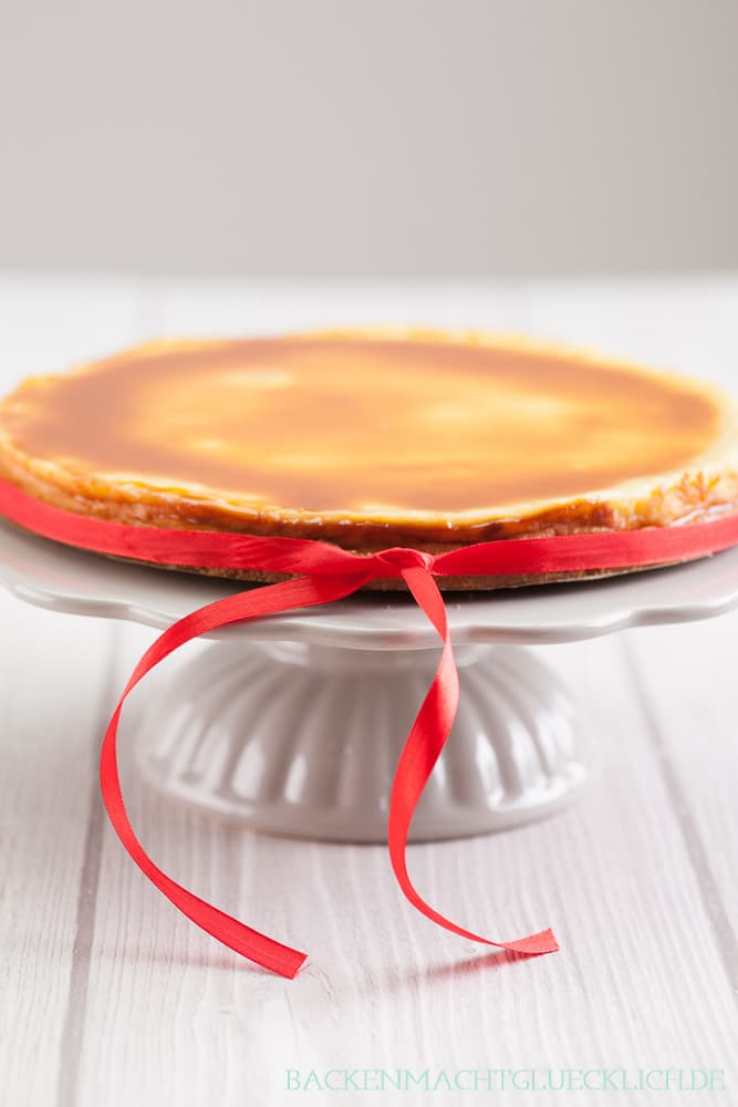 Tolles Rezept f&uuml;r einen perfekten amerikanischen Karamell Cheesecake. Der K&auml;sekuchen mit Karamell und Kekstopping wird herrlich cremig, sahnig und kompakt &ndash; genau wie ein american Cheesecake sein soll.