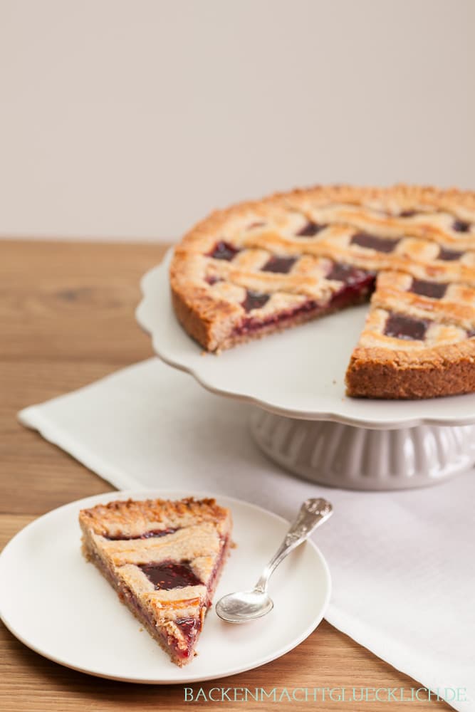 Einfaches Rezept für Original Linzer Torte. Saftig, fruchtig, mürbe - so wie der Linzer Kuchen sein muss