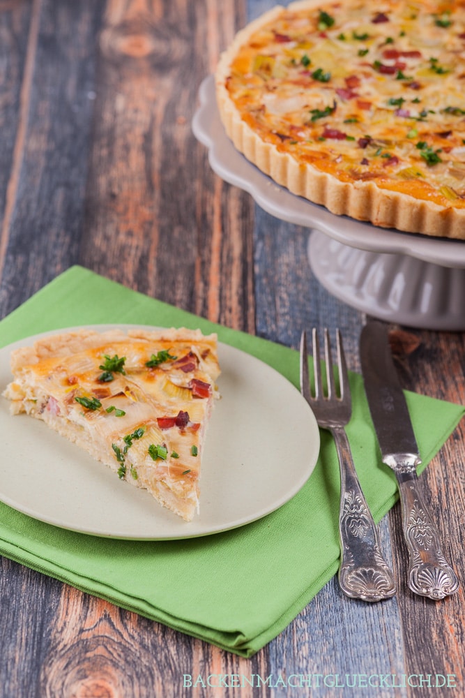 Klassischer pikanter Kuchen aus Frankreich, der sich perfekt zum Brunchen oder für ein Abendessen mit Freunden eignet. Unsere liebste Quiche Lorraine enthält besonders viel Lauch und mageren Speck.
