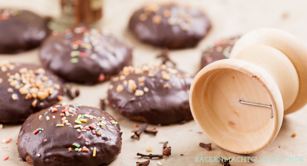 Mit diesem einfachen Lebkuchenrezept backt ihr im Nu aromatische und weiche Lebkuchen, die nicht durchziehen müssen. So schmeckt die Weihnachtszeit garantiert!