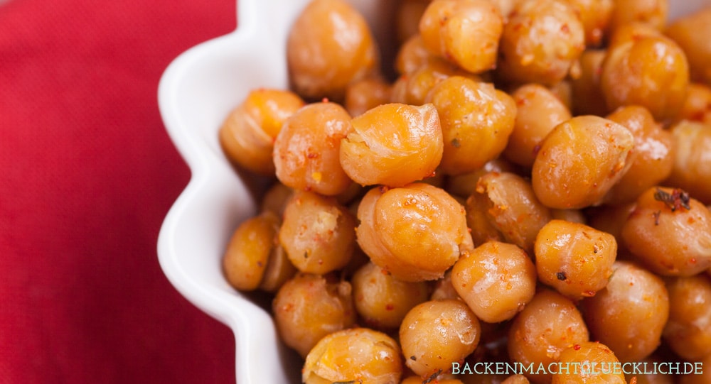 Tolles Rezept für würzige Kichererbsen. Die gerösteten Kichererbsen sind ein schneller, einfacher Snack aus dem Backofen. Die Kichererbsen sind ein toller Snack für alle, die gerne gesund knabbern wollen!