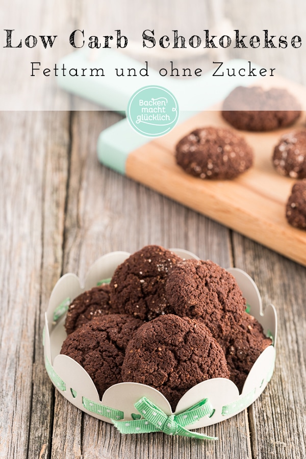 Fettarme, kohlenhydratarme Schokoladenkekse ohne Zucker klingen wie ein Widerspruch in sich. Aber diese Low Carb Schokokekse sind genau das. Dar&uuml;ber hinaus schmecken die zuckerfreien Kekse auch noch richtig lecker.