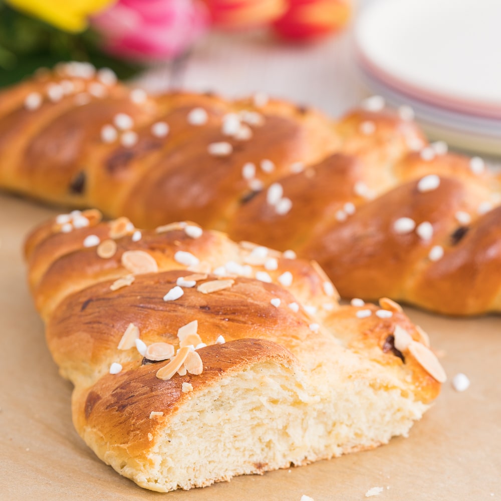 Super einfaches Hefezopf-Rezept, das garantiert gelingt! Mit Schritt f&uuml;r Schritt Anleitung zum Hefezopf flechten wie ein Profi.