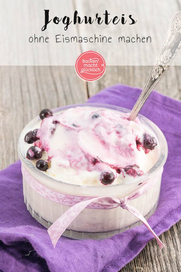 Ein super einfaches und köstliches Rezept für Joghurteis, das mit und ohne Eismaschine funktioniert. Die cremige Joghurt-Eiscreme versüßt einem die warmen Sommertage. #eis #joghurt #joghurteis #eiscreme #sommer #backenmachtglücklich