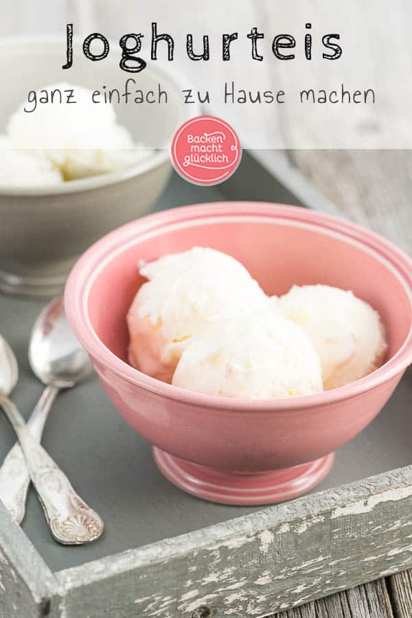 Ein super einfaches und köstliches Rezept für Joghurteis, das mit und ohne Eismaschine funktioniert. Die cremige Joghurt-Eiscreme versüßt einem die warmen Sommertage. #eis #joghurt #joghurteis #eiscreme #sommer #backenmachtglücklich