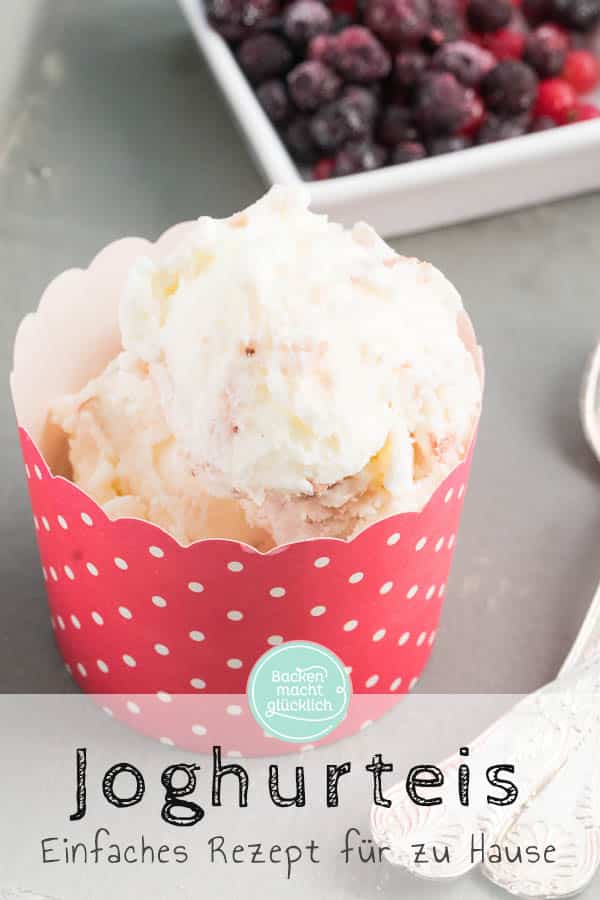 Ein super einfaches und köstliches Rezept für Joghurteis, das mit und ohne Eismaschine funktioniert. Die cremige Joghurt-Eiscreme versüßt einem die warmen Sommertage. #eis #joghurt #joghurteis #eiscreme #sommer #backenmachtglücklich