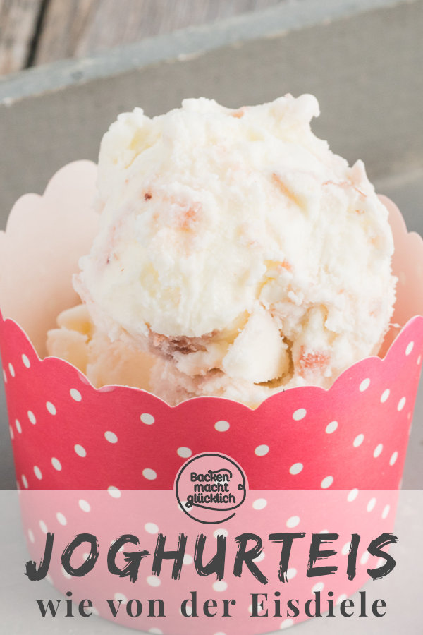 Ein super einfaches und köstliches Rezept für Joghurteis, das mit und ohne Eismaschine funktioniert. Die cremige Joghurt-Eiscreme versüßt einem die warmen Sommertage. #eis #joghurt #joghurteis #eiscreme #sommer #backenmachtglücklich