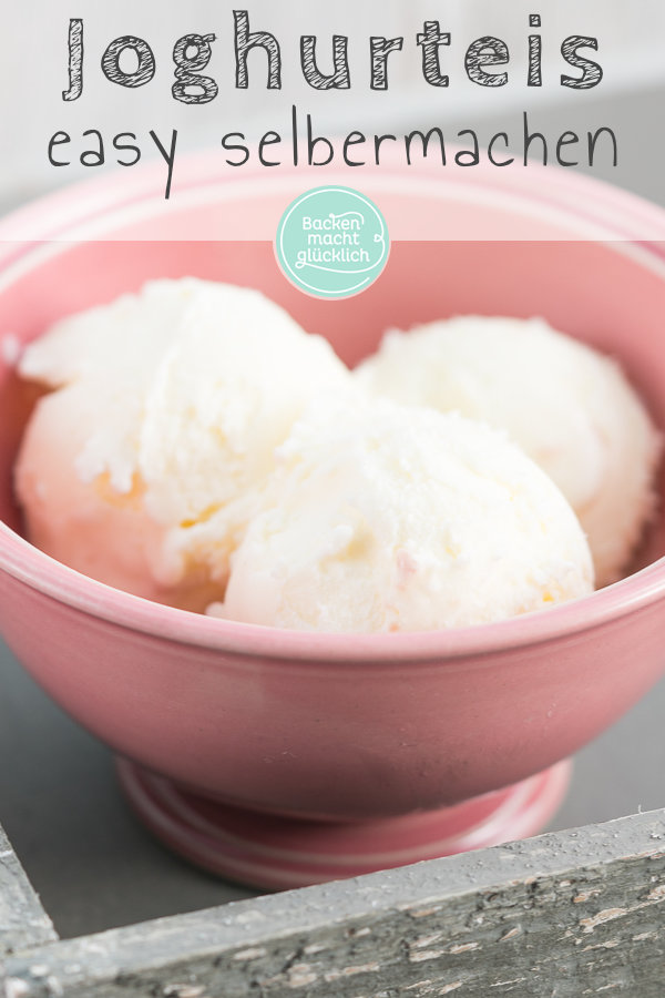 Ein super einfaches und köstliches Rezept für Joghurteis, das mit und ohne Eismaschine funktioniert. Die cremige Joghurt-Eiscreme versüßt einem die warmen Sommertage. #eis #joghurt #joghurteis #eiscreme #sommer #backenmachtglücklich