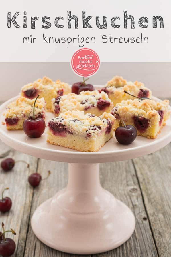 Lust auf einen saftigen Streusel-Kirschkuchen vom Blech? Dieser schnelle Kirschkuchen mit Streuseln nach Omas Rezept ist wunderbar saftig, einfach und schnell gemacht. #kirschkuchen #kirschen #sommer #streusel #streuselkuchen #sommerrezepte #backenmachtglücklich
