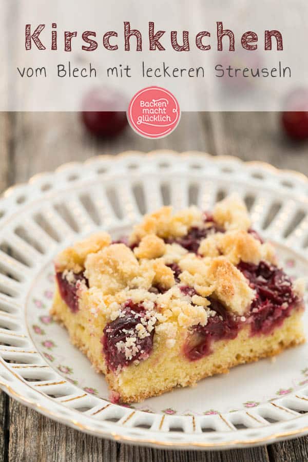 Lust auf einen saftigen Streusel-Kirschkuchen vom Blech? Dieser schnelle Kirschkuchen mit Streuseln nach Omas Rezept ist wunderbar saftig, einfach und schnell gemacht. #kirschkuchen #kirschen #sommer #streusel #streuselkuchen #sommerrezepte #backenmachtglücklich