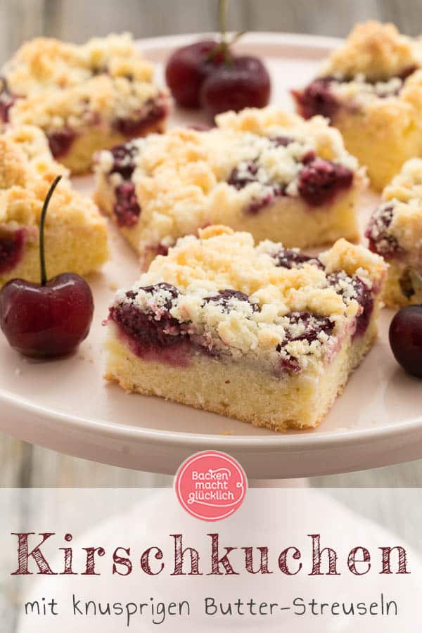 Lust auf einen saftigen Streusel-Kirschkuchen vom Blech? Dieser schnelle Kirschkuchen mit Streuseln nach Omas Rezept ist wunderbar saftig, einfach und schnell gemacht. #kirschkuchen #kirschen #sommer #streusel #streuselkuchen #sommerrezepte #backenmachtglücklich