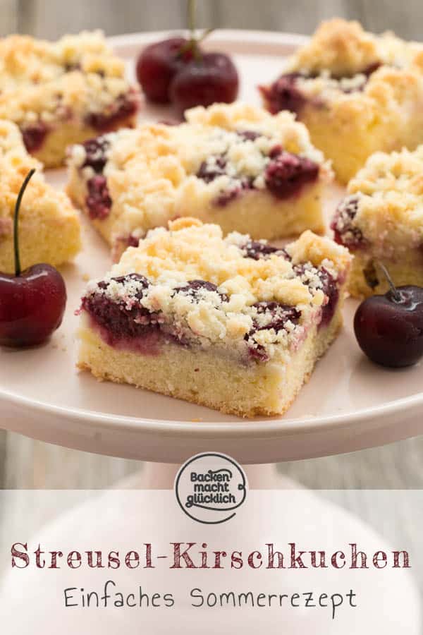 Lust auf einen saftigen Streusel-Kirschkuchen vom Blech? Dieser schnelle Kirschkuchen mit Streuseln nach Omas Rezept ist wunderbar saftig, einfach und schnell gemacht. #kirschkuchen #kirschen #sommer #streusel #streuselkuchen #sommerrezepte #backenmachtglücklich
