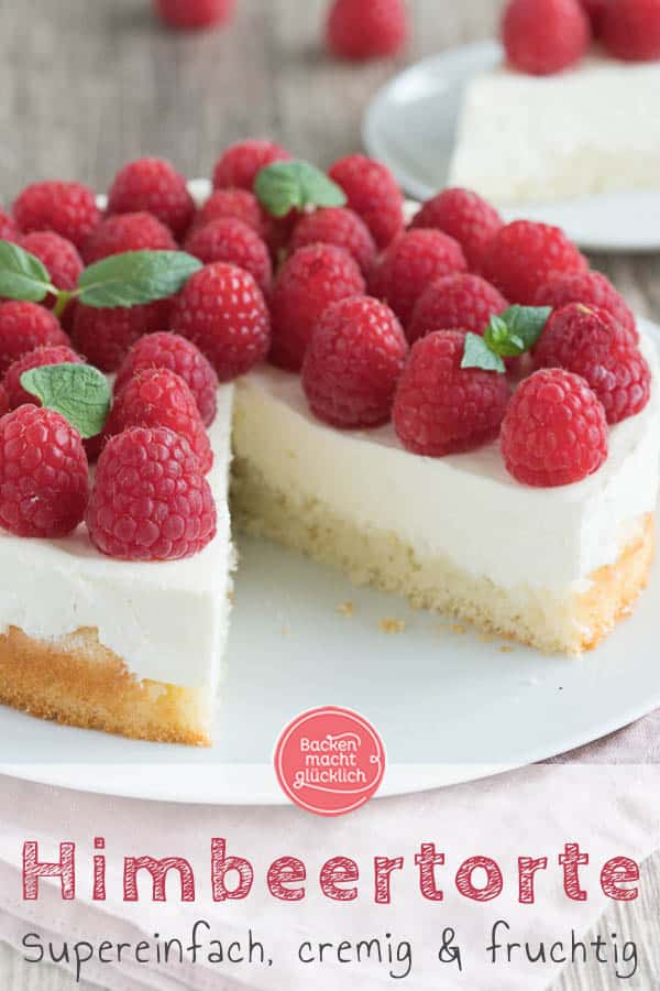 Diese Himbeertorte mit Schmand und Sahne ist wirklich supereinfach, cremig und ein richtig fruchtiger Sommer-Hit. Außerhalb der Saison schmeckt die Himbeer-Obsttorte auch mit TK-Beeren. #sommer #himbeeren #himbeertorte #backenmachtglücklich
