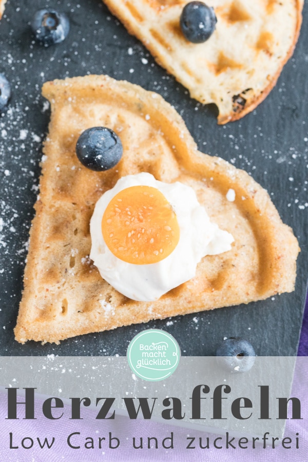 Diese fluffigen Low Carb Waffeln ohne Mehl, Butter, Zucker und Proteinpulver sind perfekt für alle, die kohlenhydatarm schlemmen wollen. Schnell & einfach!