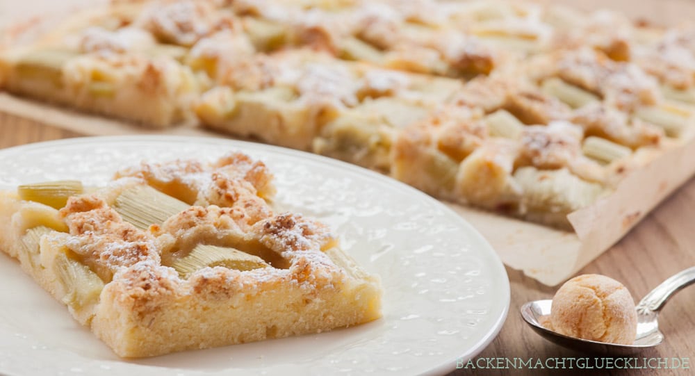 Saftiger Rhabarberkuchen mit Streuseln vom Blech: Omas Kreation ist so lecker ► Am besten gleich nachbacken & genießen!